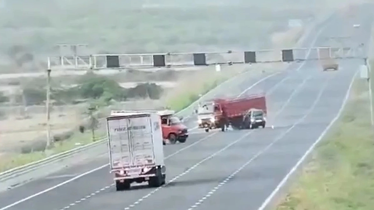 Rajasthan Express way Accident : రాంగ్ యూ టర్న్.. ట్రక్కు-కారు ఢీ.. ఆరుగురు మృతి