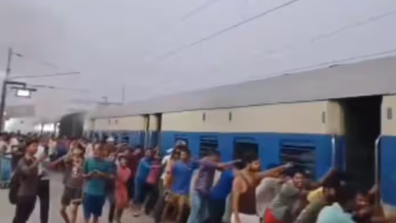 Pushing Train Video: ఓరినీ.. అది కారు అనుకున్నారా.. బస్సు అనుకున్నారా.. అలా తోస్తున్నారు..