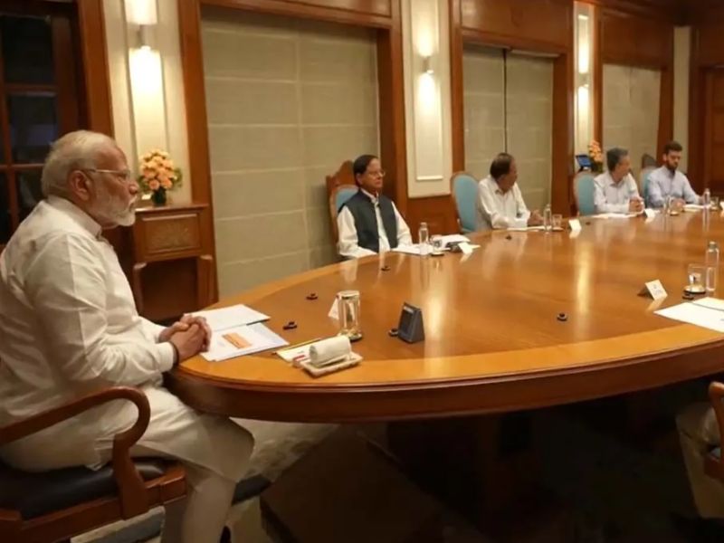 Pushing Train Video: ఓరినీ.. అది కారు అనుకున్నారా.. బస్సు అనుకున్నారా.. అలా తోస్తున్నారు..
